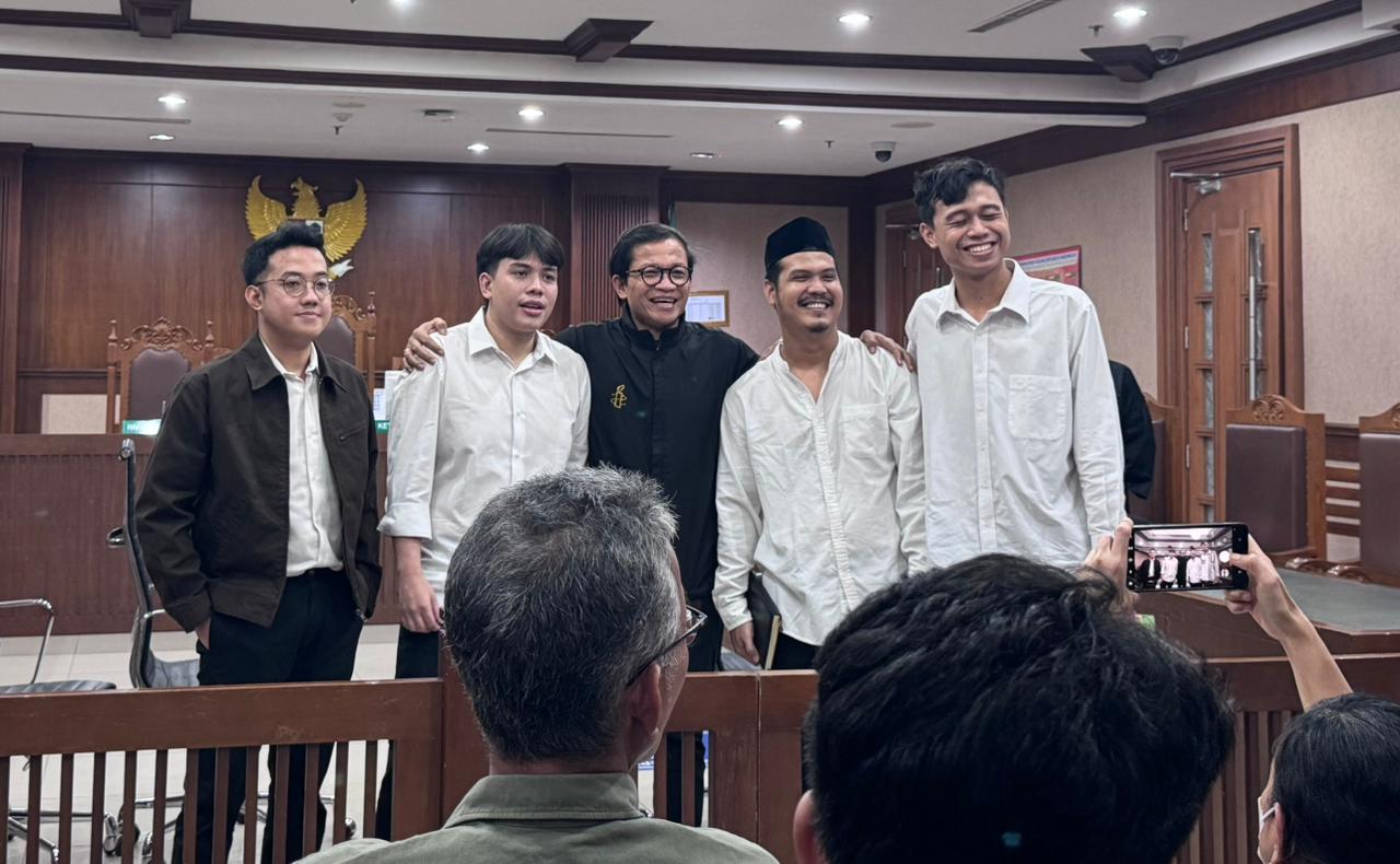 Para tahanan politik: Delpedro, Muzaffar, Syahdan, Khariq bersama Usman Hamid (tengah) di ruang sidang (Senin/29/12/2025) [sumber: penulis]